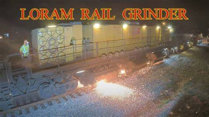 How does a loram rail grinder work?